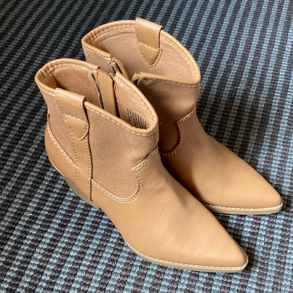 Universal Thread Low Boots size 6